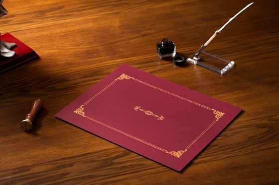 Support rouge chinois de papier de certificat, couvertures capitonnées de estampillage chaudes de certificat