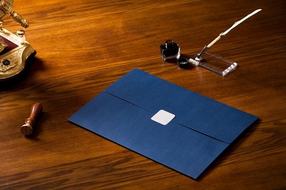 Les dossiers de estampillage chauds argentés de présentation de récompense, rassemblent le support bleu de dossier de certificat
